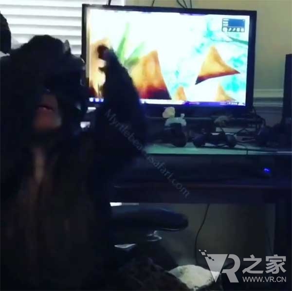 VR能否唬住动物？当黑猩猩戴上Vive头显...